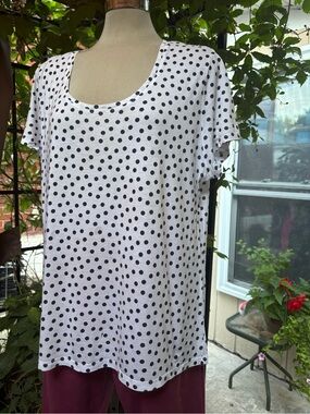 George White Tee with Black and Gray Polka Dots